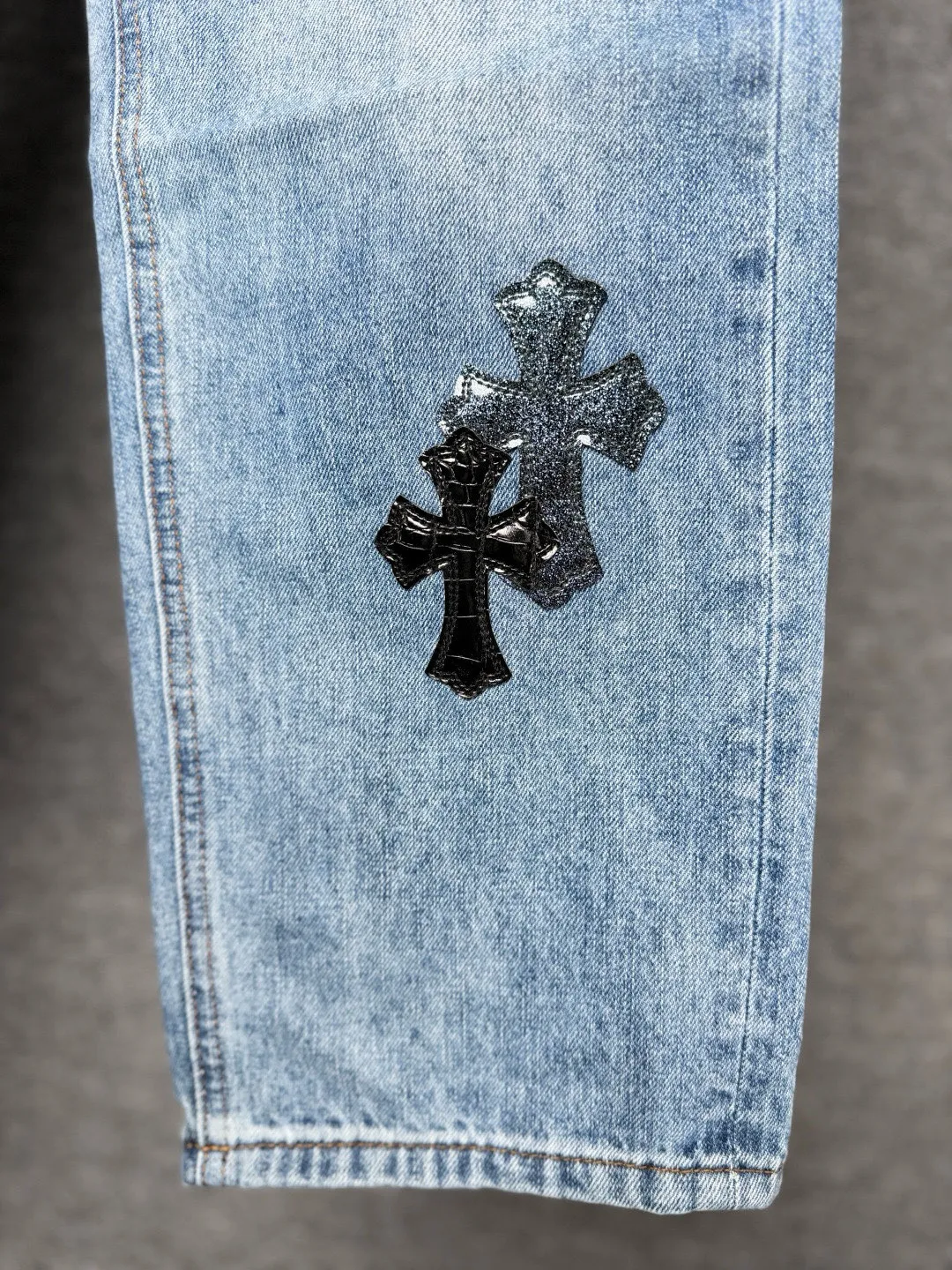 P270 💰 (Top version) Chrome Hearts/Chrome Hearts 25FW CH starry sky leather cross bamboo jeans adopt starry sky theme patchwork elements, mostly in the shape of a cross, with glitter on the leather surface. Unique design, simple and elegant details, exquisite workmanship, the entire trousers are neatly routed, and the details are in place! It’s also so cool that both men and women can easily control it. It’s a gender-neutral trendy up version. Color: blue Size: 28-30-32-34-36 (corresponds to S-M-L-XL-XXL)